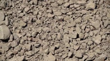 Kırık ve parçalanmış kayalar vadi zeminine doğru dökülüyor. Volkanik kaya katmanları çökelti tortusu erozyon yıkama delinmesi kanyonları toprak kayması heyelan heyelan heyelan heyelan heyelan heyelan 4K