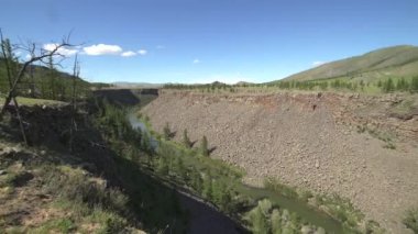 Stony Canyon Jeolojik Oluşturumundaki Kayalıklar Arasında Derin Yarık. Volkanik kaya katmanı katmanları çökelti tortusu, erozyon yıkama tespit kanyonları dar toprak kayması heyelan kayması jeoloji topografisi karst vadisi büyük kahverengi.