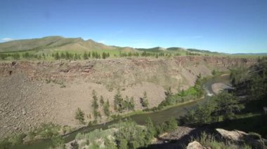 Stony Canyon Jeolojik Oluşturumundaki Kayalıklar Arasında Derin Yarık. Volkanik kaya katmanı katmanları çökelti tortusu, erozyon yıkama tespit kanyonları dar toprak kayması heyelan kayması jeoloji topografisi karst vadisi büyük kahverengi.