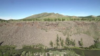 Stony Canyon Jeolojik Oluşturumundaki Kayalıklar Arasında Derin Yarık. Volkanik kaya katmanı katmanları çökelti tortusu, erozyon yıkama tespit kanyonları dar toprak kayması heyelan kayması jeoloji topografisi karst vadisi büyük kahverengi.