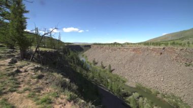 Stony Canyon Jeolojik Oluşturumundaki Kayalıklar Arasında Derin Yarık. Volkanik kaya katmanı katmanları çökelti tortusu, erozyon yıkama tespit kanyonları dar toprak kayması heyelan kayması jeoloji topografisi karst vadisi büyük kahverengi.