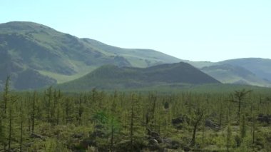 Düz Düzlük, Katı Lava Kayalarıyla kaplıdır. Katılaştırılmış Lava Kaya Dome Tepesi. Katılaşan Lav Kaya. Anlamsız düzenleme jeolojik düzenler, jeolojik tepecikler akrepler. Magmatik düz düzlük plato kül koni tepesi Caldera piroklastik doğa doğal volkan magması.