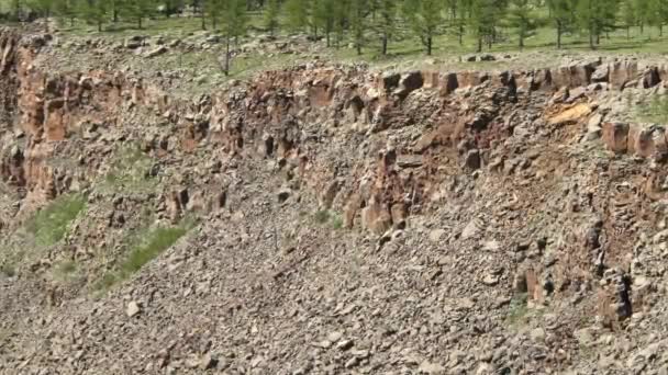 Kırık Parçalanmış Kayalar Vadi Zeminine Doğru Dökülüyor Volkanik Kaya Katmanları — Stok video