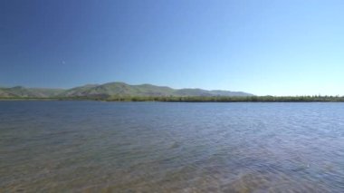 Sibirya 'daki Khovsgol Gölü, Kuzey Moğolistan. Khuvsgul Gölü' nün havzası nispeten küçüktür ve sadece küçük kolları vardır. Güney ucunda Egiin Gol tarafından emilir, Selenge 'ye bağlanır ve nihayetinde Baikal.4K Gölü' ne bulutsuz ulaşır.