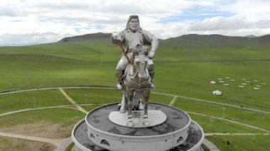 Ulaanbaatar Moğolistan 'daki Büyük Savaşçı Cengiz Han Heykeli Aerial.Tsonjin Boldog Başkent Müzesi eski bronz çağı xiongnu arkeolojik kültür dinlenme merkezi Timuçin Borjin Huangdi Khagan Moğol İmparatorluğu.