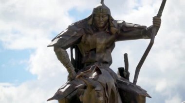 Cengiz Han 'ın atlı süvarilerinin heykelleri. Tsonjin Boldog ziyaretçi müzesi eski Xiongnu arkeolojik kültür turizm merkezi Moğol İmparatorluğu ordusu bronz metal at süvarisi süvari savaş atlısı asker 4K' ya bindi.