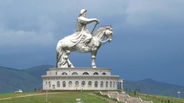 Ulaanbaatar 'daki Büyük Savaşçı Cengiz Han' ın Atlı Heykeli Moğolistan savaşçı asker asker asker asker asker asker asker muhafız asker muhafız mızrak mızraklı süvari süvarisi süvari süvari savaşı4K.