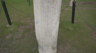 Tonyukuk Taş Anıtı 'ndaki tarihi runik alfabe yazıtları. Sembollerle oyulmuş antik megalit megalitler. Kurgan Stelae Kurgans Mezarlığı menhir anıtı.