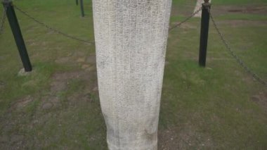 Tonyukuk Taş Anıtı 'ndaki tarihi runik alfabe yazıtları. Sembollerle oyulmuş antik megalit megalitler. Kurgan Stelae Kurgans Mezarlığı menhir anıtı.