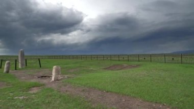 Tonyukuk Taş Anıtı 'ndaki tarihi runik alfabe yazıtları. Sembollerle oyulmuş antik megalit megalitler. Kurgan Stelae Kurgans Mezarlığı menhir anıtı.