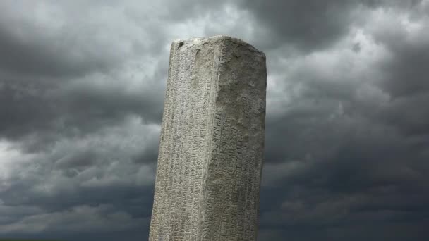 トンユク石の碑文の歴史的なルーン文字の碑文サイト シンボル墓葬儀記念カーガン石碑カーガン墓地Menhir立って古い青銅器時代の石碑の歴史アンティーク4K — ストック動画