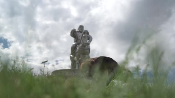 Χρυσαετός Μπροστά Στον Ιππικό Μεγάλο Πολεμιστή Τζένγκις Χαν Άγαλμα Άγριας — Αρχείο Βίντεο