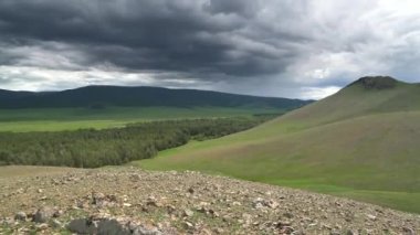 Moğol çadırı büyük Moğolistan Vadisi 'nde. Yükseklik coğrafya topoğrafyası büyük uzun orman ormanı ormanları yeşil taiga çayırı çayırları bozkır çayırları bozkır bozkır bozkırları plato plato 4K