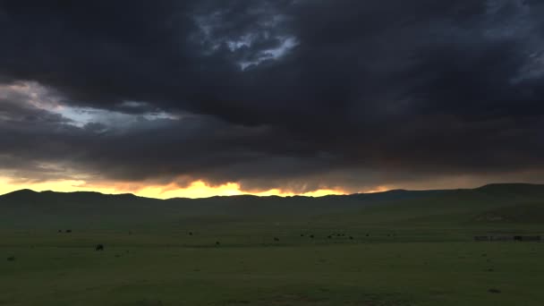 Alacakaranlıkta Bulutların Arasından Kırmızı Gün Doğumu Muhteşem Fantastik Muhteşem Muhteşem — Stok video