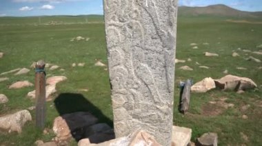 Eski zamanlardan kalma dikilitaş menhir yazıtları. Sembollerle oyulmuş geyik taşı megalitleri. Deerstone mezarlıkları orthostat tarihi tarihi antik petroglyph anıtı anıtı..