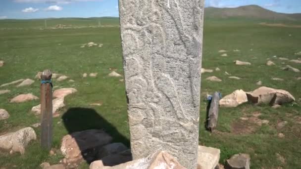 Napis Obelisk Menhir Dawnych Czasów Starożytnych Deer Kamień Megalith Rzeźbione — Wideo stockowe