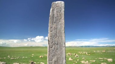 Eski zamanlardan kalma dikilitaş menhir yazıtları. Sembollerle oyulmuş geyik taşı megalitleri. Deerstone mezarlıkları orthostat tarihi tarihi antik petroglyph anıtı anıtı..