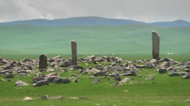 Eski zamanlardan kalma dikilitaş menhir yazıtları. Sembollerle oyulmuş geyik taşı megalitleri. Deerstone mezarlıkları orthostat tarihi tarihi antik petroglyph anıtı anıtı..