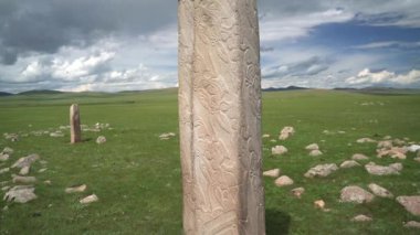 Eski zamanlardan kalma dikilitaş menhir yazıtları. Sembollerle oyulmuş geyik taşı megalitleri. Deerstone mezarlıkları orthostat tarihi tarihi antik petroglyph anıtı anıtı..
