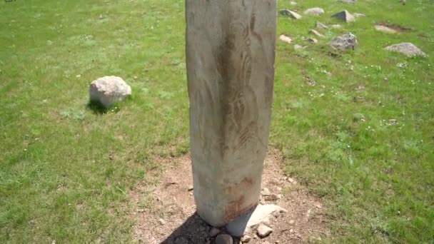 Inscriptie Van Obelisk Menhir Uit Oude Oudheid Hertensteen Megalith Gesneden — Stockvideo