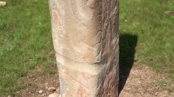 Inscrição Menir Obelisco Tempos Antigos Antigos Megalite Pedra Veado Esculpida — Vídeo de Stock