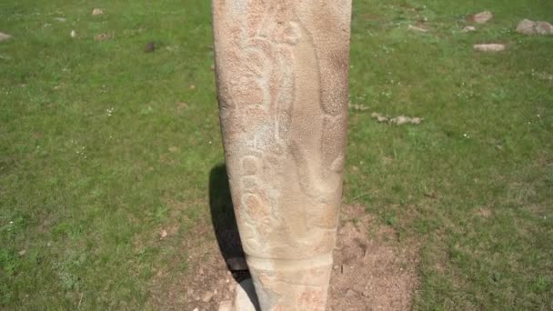 Inscriptie Van Obelisk Menhir Uit Oude Oudheid Hertensteen Megalith Gesneden — Stockvideo