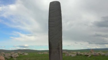 Geyik taşları sembollerle oyulmuş antik megalitlerdir. Mezar taşı geyik taşları cenaze ya da anıt amaçlar. Kurgan Stelae mezarlıkları mezarlığı menhir ortodonat eski bronz çağı megalith bozkır tarihi tarihi antik bozkır bozkır bozkırları.