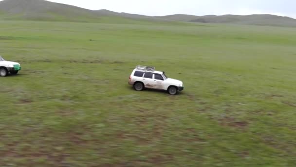 Dos 4X4 Coches Todoterreno Que Conducen Vasta Pradera Sin Árboles — Vídeos de Stock