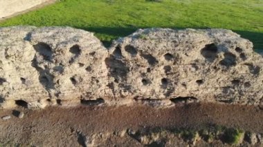 Eski çağlardan kalma harabeler, engin düzlüklerde inşa ve duvar. Baibalik Baibalik Uygur Kağan Khutag Khar Bukh Balgas Ordu-Baliq tarihi hurda hurdaları harap olmuş terkedilmiş taş taş duvarlar hurda yığını döküntüler.