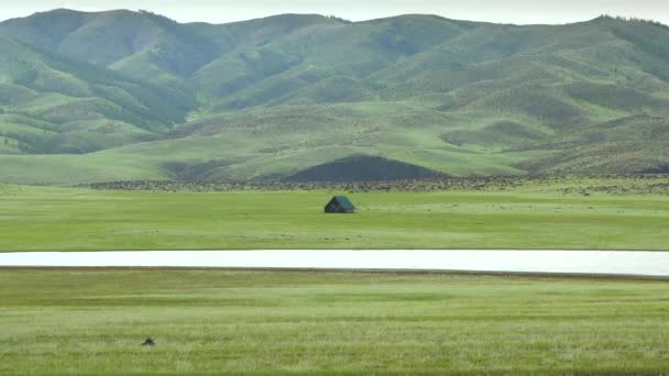 Een Eenzaam Huis Aan Het Meer Boomloze Weide Kleurrijk Overdekt — Stockvideo