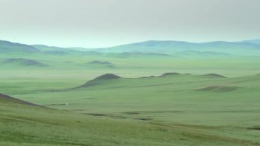 Ağaçsız geniş vadide. Çayırlık çayır otlağı bozkır bozkır bozkır bozkırı, ovalar, ovalar, dağlık arazi dağları, yamaçlar, yamaçlar, tepe tepeleri, geniş sınırsızlıklar, büyük, bozulmamış, uzun ve bozulmamış doğa.