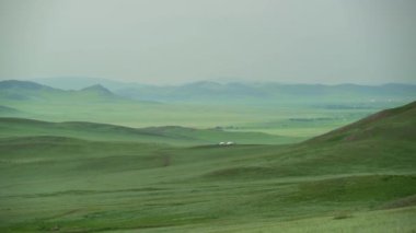Ağaçsız geniş vadide. Çayırlık çayır otlağı bozkır bozkır bozkır bozkırı, ovalar, ovalar, dağlık arazi dağları, yamaçlar, yamaçlar, tepe tepeleri, geniş sınırsızlıklar, büyük, bozulmamış, uzun ve bozulmamış doğa.