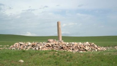 Moyuncor Taş Anıtı 'ndaki tarihi runik alfabe yazıtları. Antik megalit sinüsü us us us us us biz cor cur taryat moyun mogoyn moyencur terhin megaliths Sembollerle oyulmuş mezar sembolleri Kurgan Stelae Kurgans Mezarlığı 4K.