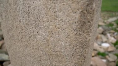 Moyuncor Taş Anıtı 'ndaki tarihi runik alfabe yazıtları. Antik megalit sinüsü us us us us us biz cor cur taryat moyun mogoyn moyencur terhin megaliths Sembollerle oyulmuş mezar sembolleri Kurgan Stelae Kurgans Mezarlığı 4K.
