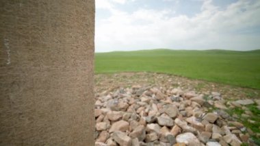 Moyuncor Taş Anıtı 'ndaki tarihi runik alfabe yazıtları. Antik megalit sinüsü us us us us us biz cor cur taryat moyun mogoyn moyencur terhin megaliths Sembollerle oyulmuş mezar sembolleri Kurgan Stelae Kurgans Mezarlığı 4K.