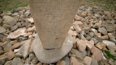 Moyuncor Taş Anıtı 'ndaki tarihi runik alfabe yazıtları. Antik megalit sinüsü us us us us us biz cor cur taryat moyun mogoyn moyencur terhin megaliths Sembollerle oyulmuş mezar sembolleri Kurgan Stelae Kurgans Mezarlığı 4K.