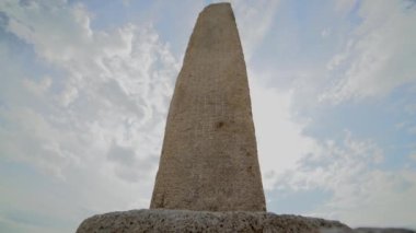 Moyuncor Taş Anıtı 'ndaki tarihi runik alfabe yazıtları. Antik megalit sinüsü us us us us us biz cor cur taryat moyun mogoyn moyencur terhin megaliths Sembollerle oyulmuş mezar sembolleri Kurgan Stelae Kurgans Mezarlığı 4K.