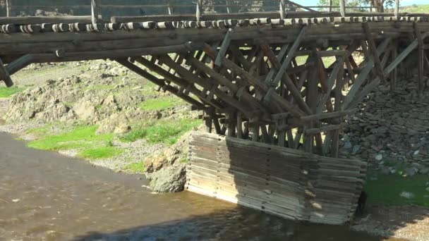 Houten Houten Brug Gemaakt Van Boombomen Rivier Beek Structuur Bouw — Stockvideo