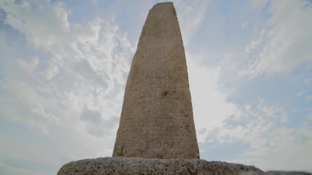 Történelmi Rovásábécé Felirat Moyuncor Kőemlékműben Ősi Megalith Sine Usu Bayan — Stock videók