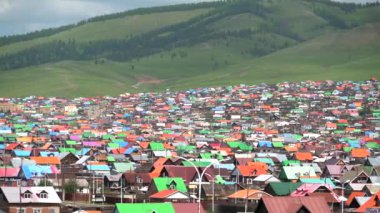 Moğolistan 'daki renkli evlerin şehir manzarası. Çatı evleri şehir merkezi yerleşim caddesi Ulaanbaatar Erdenet Darkhan Choibalsan Moron Nalaikh Bayankhongor Olgii Khovd Arvaikheer Ulaangom Baganuur Tsetserleg Sainshand Sukhbaatar Altai 4K