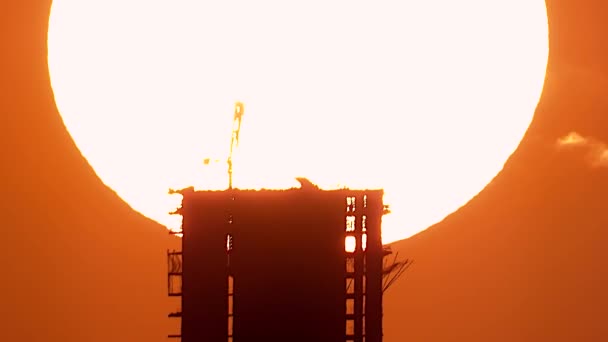 Sunrise City Buildings Construction Mega Telephoto Zoom Heat Radiation Sun — Stok video