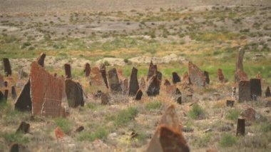Tarih öncesi mezarlıktaki mezar taşları ve dikilitaşları. Kurgan taş çelik heykeli menhirs antik anıtı çaldı. Menhir ortopedist bronz çağı megalit Stele toplu mezarlığı tarihi bozkır tarihi tarihi tarihi taş arkeolojik 4K