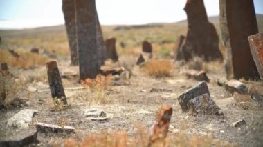 Tarih öncesi mezarlıktaki mezar taşları ve dikilitaşları. Kurgan taş çelik heykeli menhirs antik anıtı çaldı. Menhir ortopedist bronz çağı megalit Stele toplu mezarlığı tarihi bozkır tarihi tarihi tarihi taş arkeolojik 4K