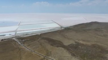 Tuz üretim tesisleri ve tuzlu göldeki tuzlu su birikintileri. Halofili organizmalar kırmızı bir renk verir. Halit tuzlu sodyum klorür NaCI mineral tuzlu göl suyu havuzları havuz havuzları havuz havuzları kanal kanalları lough su gölleri