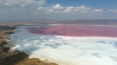 Tuz ya da tuzlu göl, çoğu gölden önemli ölçüde daha yüksek tuz ve diğer çözünmüş minerallere sahip denize kapalı bir su kütlesidir. Pembe renkli alkalik karbonat katı kırmızı renkli dunaliella salina 4K halofili organizmalar.