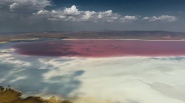 Tuz ya da tuzlu göl, çoğu gölden önemli ölçüde daha yüksek tuz ve diğer çözünmüş minerallere sahip denize kapalı bir su kütlesidir. Pembe renkli alkalik karbonat katı kırmızı renkli dunaliella salina 4K halofili organizmalar.