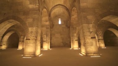 Katedral kilisesi sultanı Han caravanserai karavanı khan wikala funduq ortaçağ mimari karavanı tapınak sütunları kemer nikli avlu ayrıntıları süsleme camii