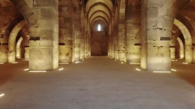 Katedral kilisesi sultanı Han caravanserai karavanı khan wikala funduq ortaçağ mimari karavanı tapınak sütunları kemer nikli avlu ayrıntıları süsleme camii