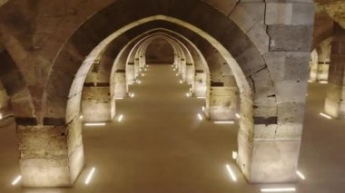 Katedral kilisesi sultanı Han caravanserai karavanı khan wikala funduq ortaçağ mimari karavanı tapınak sütunları kemer nikli avlu ayrıntıları süsleme camii