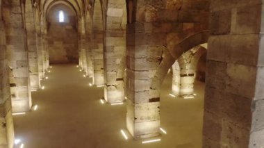 Katedral kilisesi sultanı Han caravanserai karavanı khan wikala funduq ortaçağ mimari karavanı tapınak sütunları kemer nikli avlu ayrıntıları süsleme camii